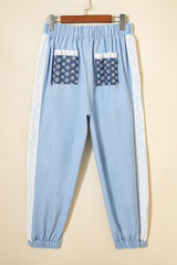 Pantalon ample plissé à jambe large et poche plaquée florale avec accents de dentelle Beau Blue