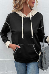 Sweat à capuche noir avec surpiqûres contrastantes