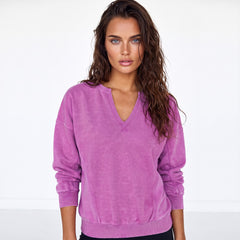 Sudadera rosa en vivo con hombros caídos y un collar de colores lisos