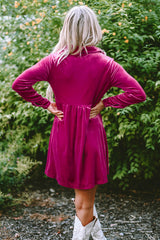 Robe boutonnée en velours à volants et manches longues rose