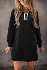 Mini-robe droite noire texturée en jacquard avec fermeture éclair sur un quart