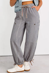 Pantalon ample à rayures et boutons avec poche plaquée