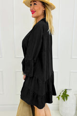 Mini-robe noire en chambray à volants et manches 3/4 à plusieurs niveaux et col en V fendu