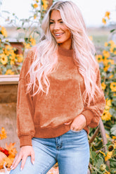 Sudadera naranja con cuello y hombros caídos