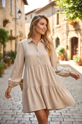 Mini-robe chemise plissée boutonnée à manches bouffantes et à plusieurs niveaux marron clair