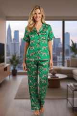 Juego de pijamas verde con camisa de manga corta y pantalones estampados de guepardo