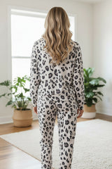 Ensemble de salon blanc avec sweat à capuche à imprimé léopard