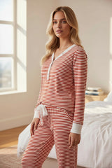 Living room set with high -collar button on V -collar and red -stored size pants