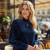 Elegante blusa de terciopelo con collar ascendente *