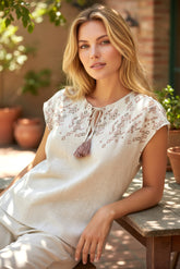 Blusa relajada con bordados geométricos y pampilles *