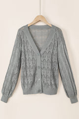 Cardigan léger gris en crochet boutonné sur le devant.