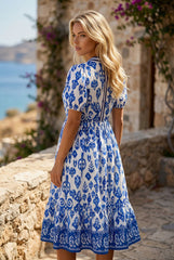 Robe longue bleue à fleurs bouffantes