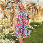 Robe courte à fleurs roses à manches courtes bouffantes et col en V