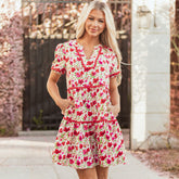 Robe courte à fleurs rouges, manches bouffantes, volants et poches