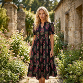 Robe longue noire à volants et manches courtes bouffantes à fleurs