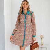 Robe courte chemise orange bohème à col contrastant et imprimé floral.