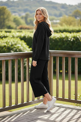 Conjunto negro de cuello alto en V y pantalones anchos