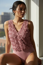 Sleeveless body wrapped in v * collar