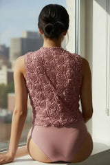 Sleeveless body wrapped in v * collar