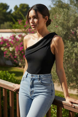 Cuerpo negro plisado con un hombro liso *