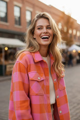 Veste orange à carreaux avec poches poitrine et col rabattu