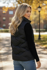 Chaqueta acolchada negra con cuello alto y cremallera