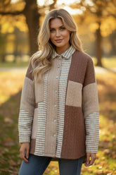 Amplia chaqueta en mosaicos texturizados con un contraste de color caqui-drove