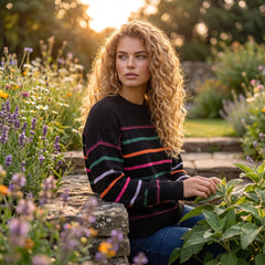 Pull noir à rayures multicolores et bordures côtelées