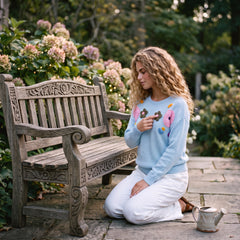 Pull bleu clair à motif fleuri et finitions côtelées