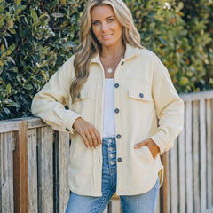Chaqueta de camisa abotonada beige con cuello doblado