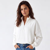 Sudadera blanca con cuello con cremallera y hombros caídos