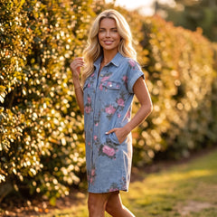 Robe courte en jean bleu ciel à fleurs roses