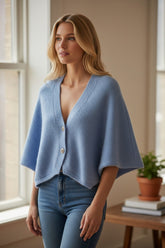 🧶 Élégance Flottante – Poncho Tricoté Bleu ciel