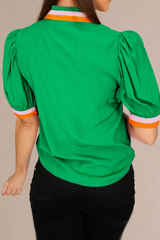 Short -sleeved blouse and V -neck with bright green colored edge
