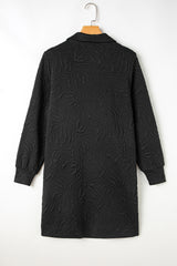 Mini-robe droite noire texturée en jacquard avec fermeture éclair sur un quart