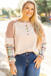 Haut grande taille beige Henley à carreaux et effet superposé