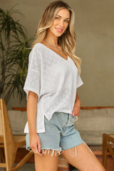 Blouse fluide tricotée blanche à col en V-A WOMAN WE LOVE