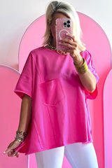 Oversize t-shirt in bright pink with plated pocket and apparent seams