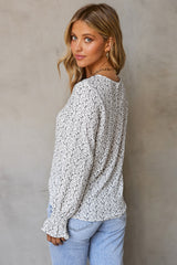 Blouse noire à manches à volants-A WOMAN WE LOVE