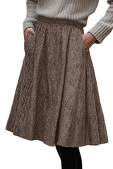 Jupe midi texturée à plis et poches, marron ou gris foncé