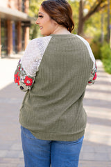 Chemisier texturé à manches raglan et patchwork floral de grande taille vert vigne-A WOMAN WE LOVE
