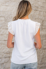 Blusa con textura blanca con volantes bordados *