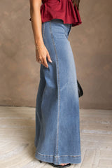 Jean évasé bleu à taille haute, passepoils et coutures apparentes