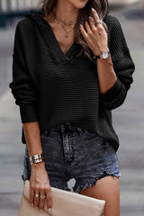 Pull à capuche noir côtelé à col en V et épaules tombantes