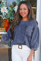 Chemisier en denim bleu ciel à manches 3/4 et poche plaquée à volants-A WOMAN WE LOVE