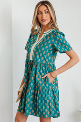 Robe fleurie à manches courtes et col en V