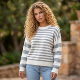 Pull gris à rayures et épaules tombantes