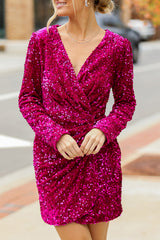 Robe courte rose pitaya en velours à sequins et col V croisé