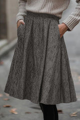 Jupe midi texturée à plis et poches, marron ou gris foncé