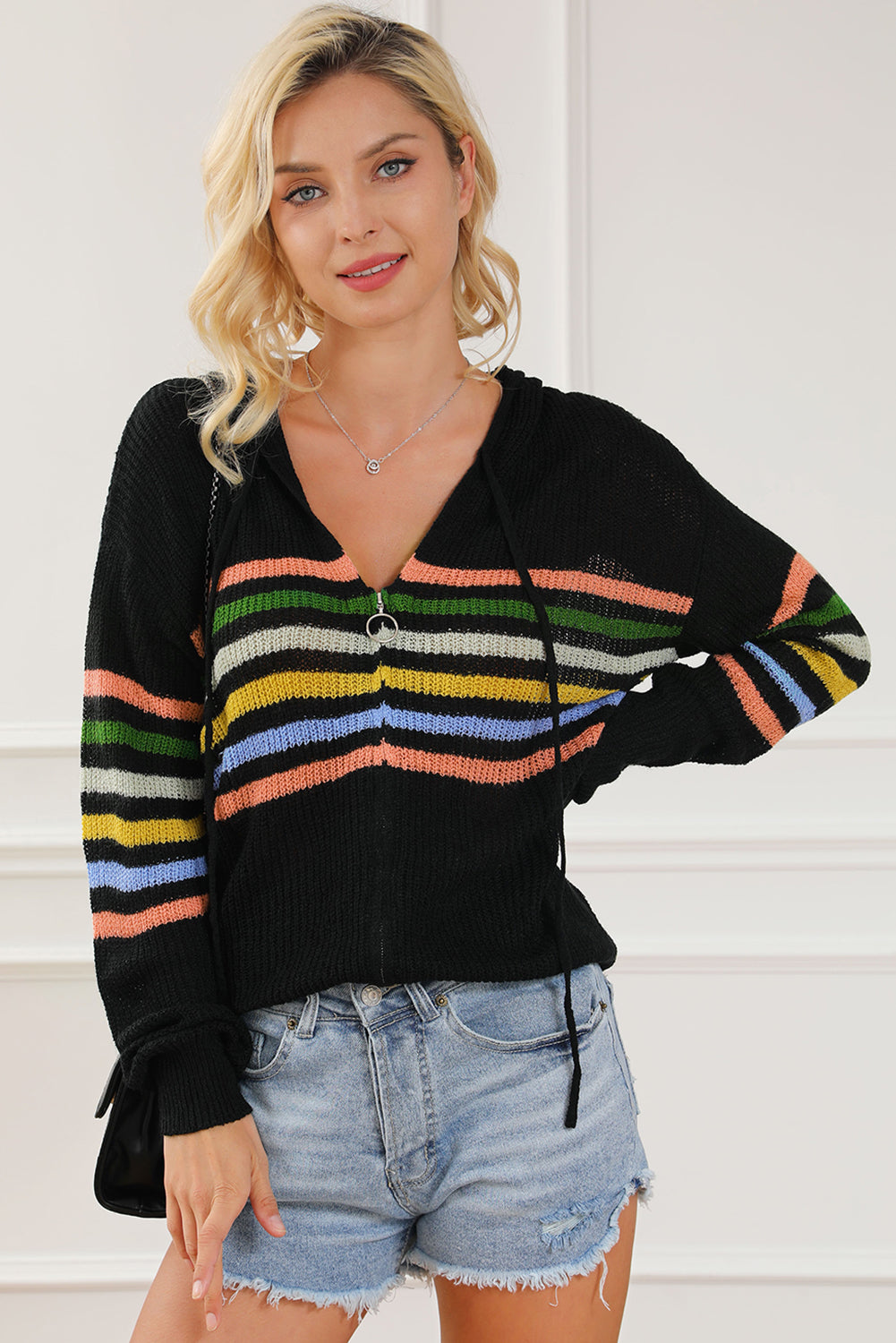 Cardigan noir à capuche avec fermeture éclair et détails rayés-A WOMAN WE LOVE